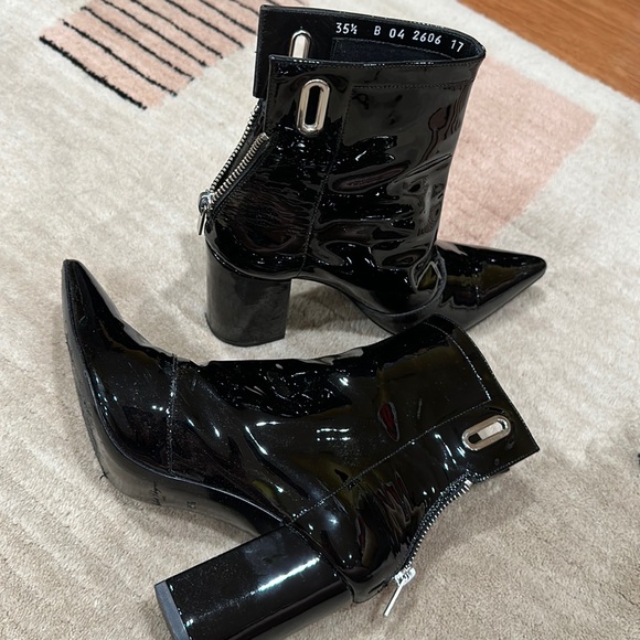 Size 5.5 black boots - Picture 1 of 2